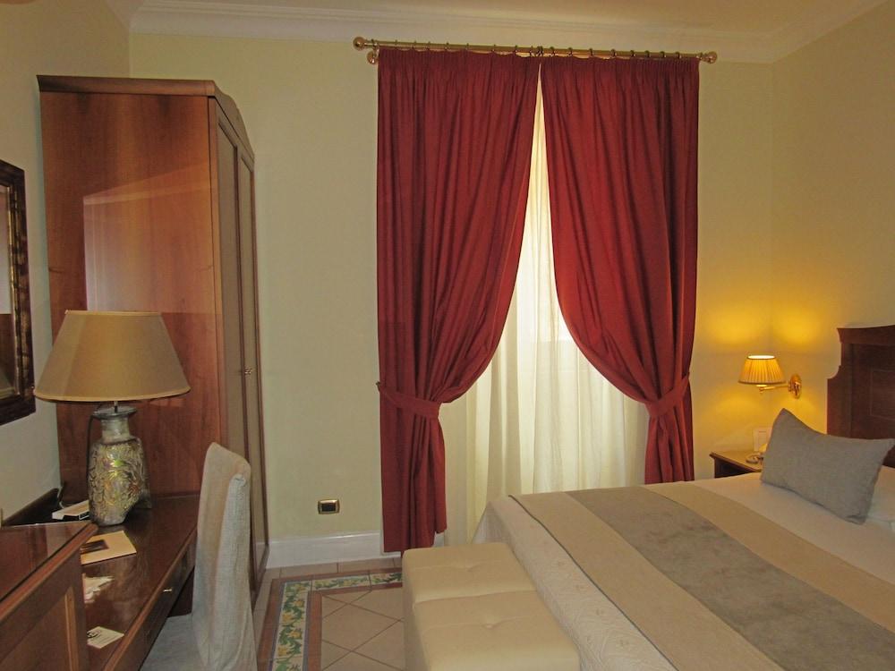 Hotel Akropolis - Museum Hotel Таранто Екстер'єр фото